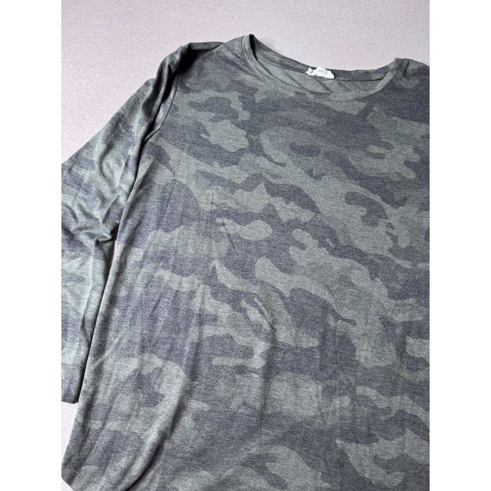 Jane and Delancey Women's Large Camo Print Long Sleeve French Terry Top